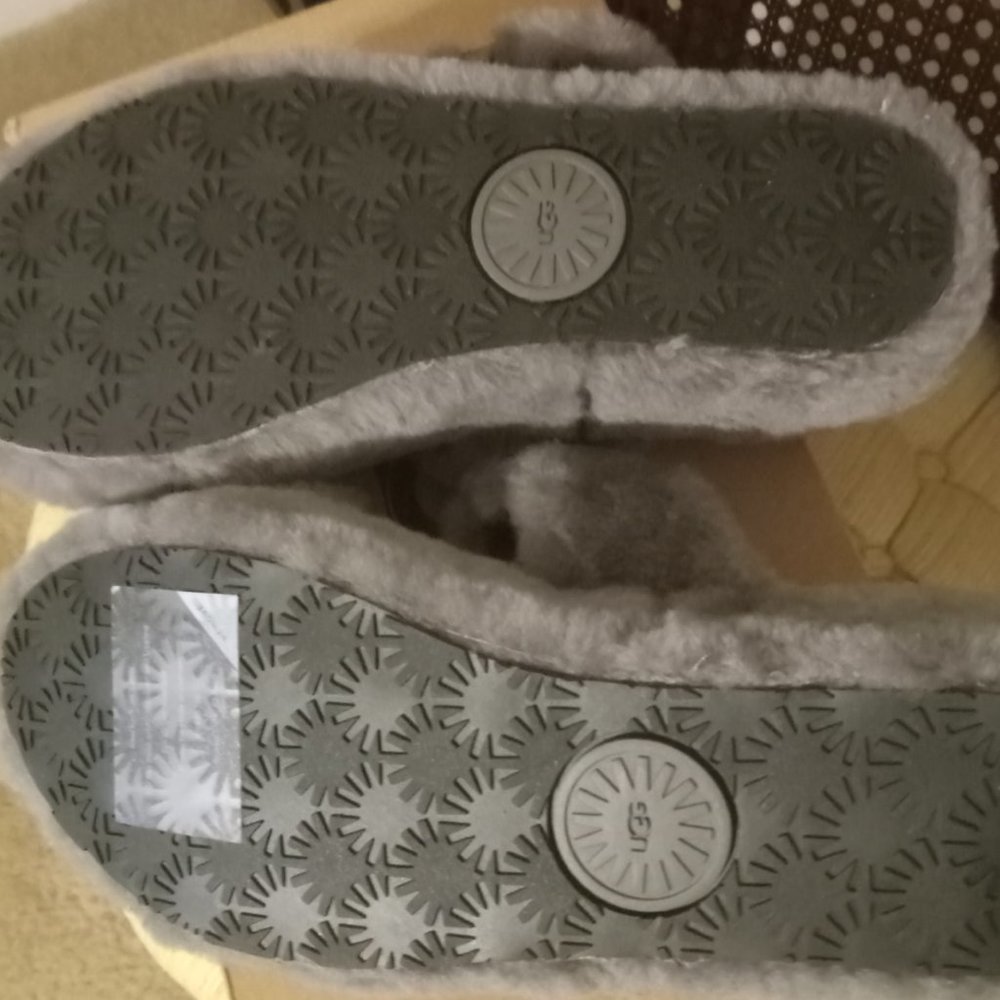 UGG - Picture 2 of 5